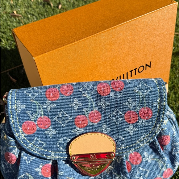 Jean Cherry 🍒 Patterned Handbag - Picture 3 of 3